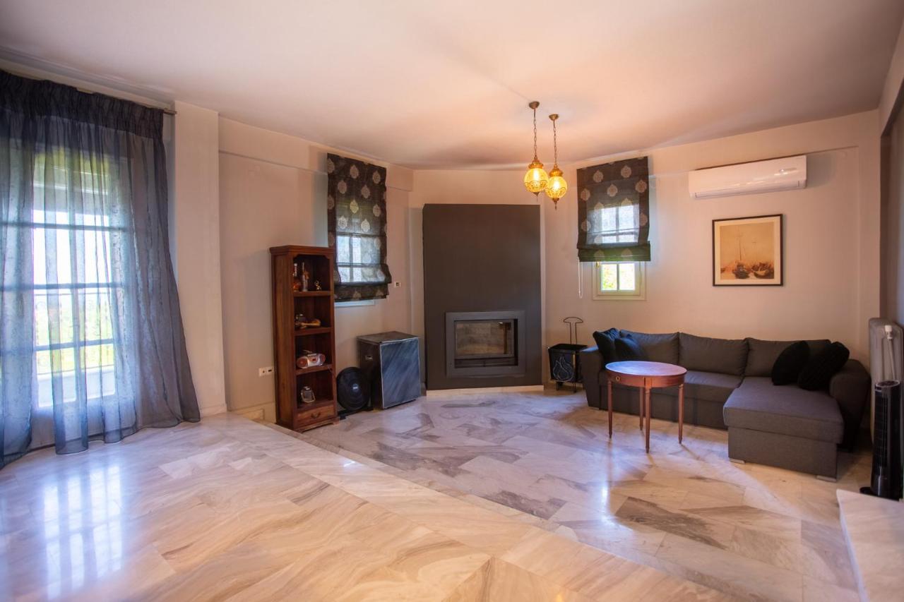 Τraditional Fully Detached Villa On A Luxurious Hillock Of Thessaloniki With Its Own Garden Also For Family & Wedding Gatherings For 10 To 25 People Only 15 Minutes From Airport Exterior foto